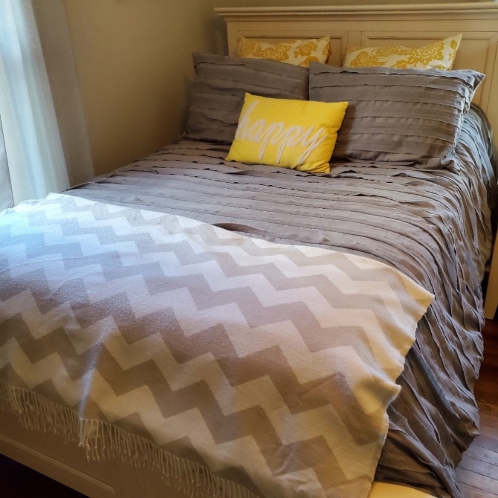 DNKY comforter and shams